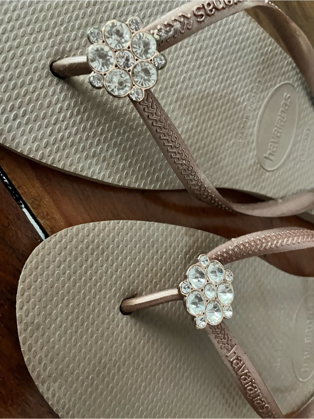 Havaianas Women's Slim Crystal Poem Gold Metallic with Flower Embellishment SZ 8 - Picture 3 of 6